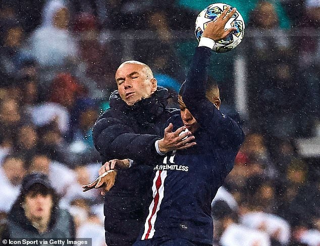 Zidane abrazando a Mbappé