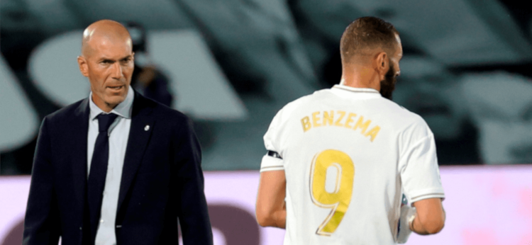 Karim Benzema en el banquillo