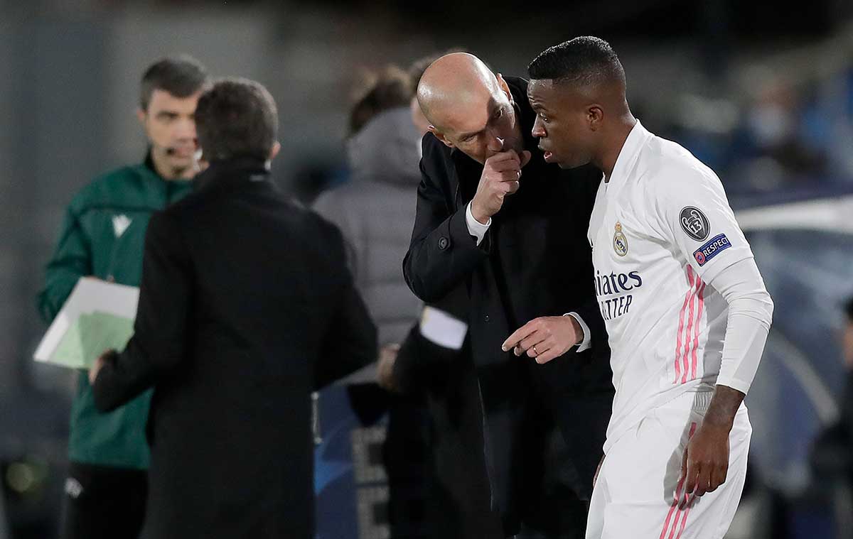 Zidane da instrucciones a Vinicius