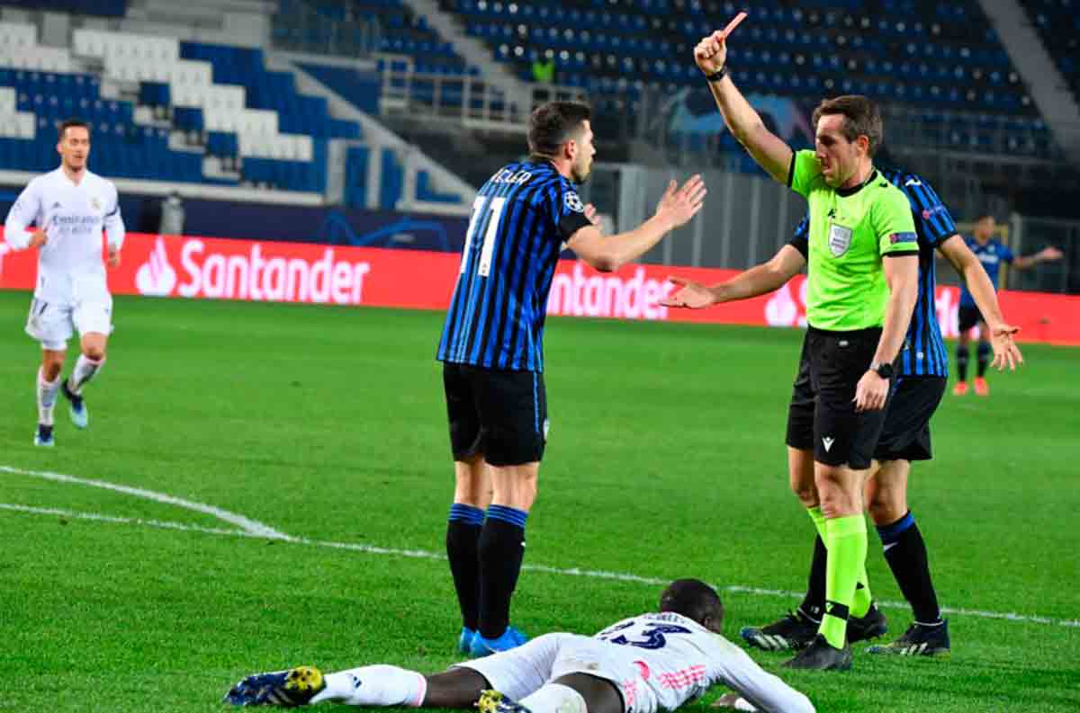 Tobias Stieler en el Atalanta - Real Madrid