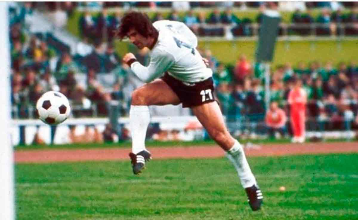 Homenaje a «Torpedo» Müller