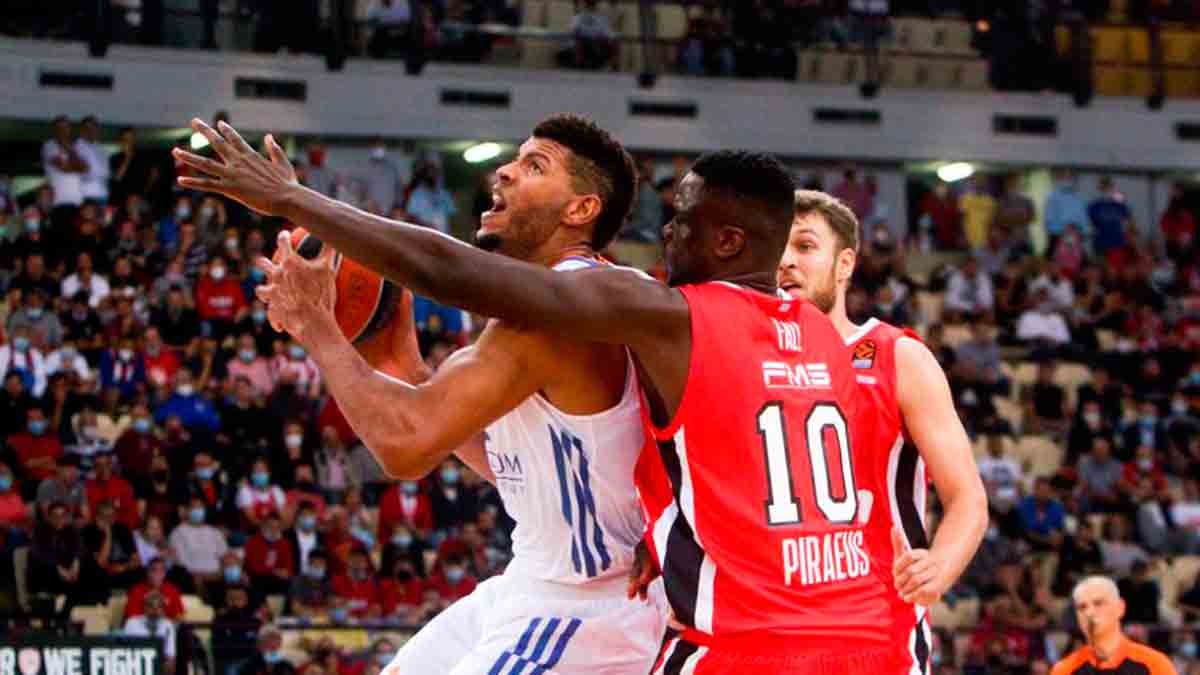 El Madrid, frenado en el Pireo