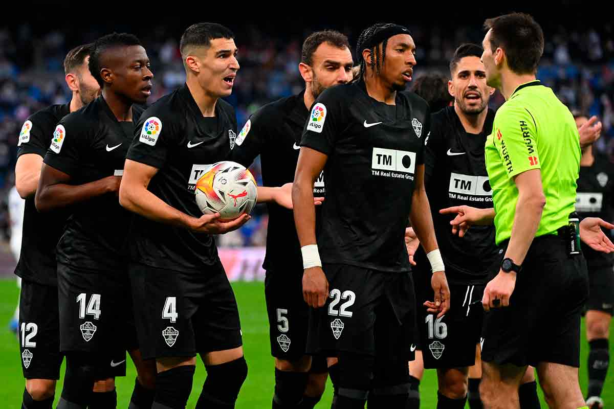 De Burgos Bengoetxea en el Real Madrid, 2 - Elche, 2