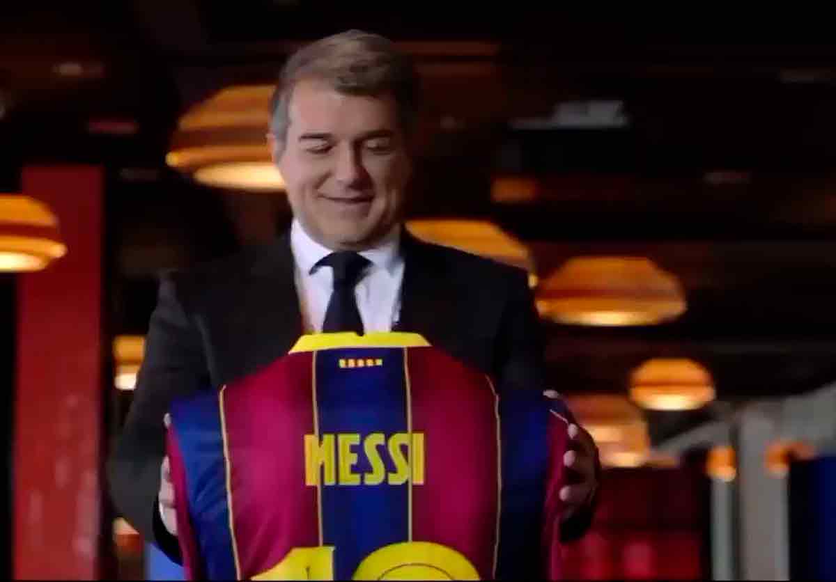 Laporta abraza maniquí Messi