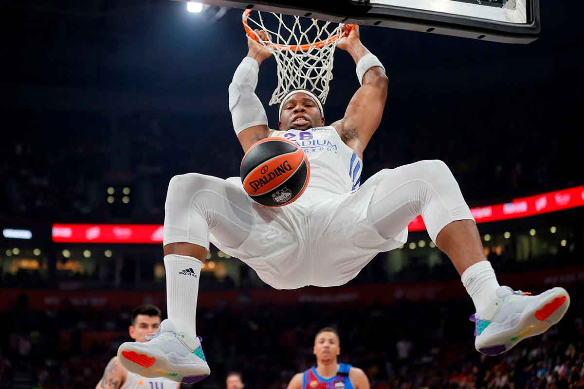 83-86: Fe, pelotas y un balón de baloncesto