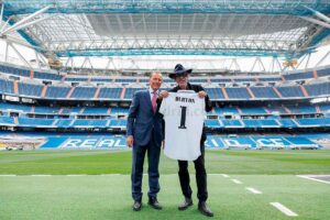 Tim Burton con Butragueño en el Bernabéu