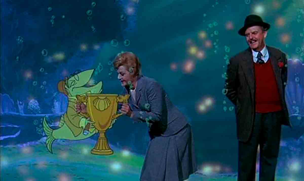 Angela Lansbury receives the Cefenino Trophy