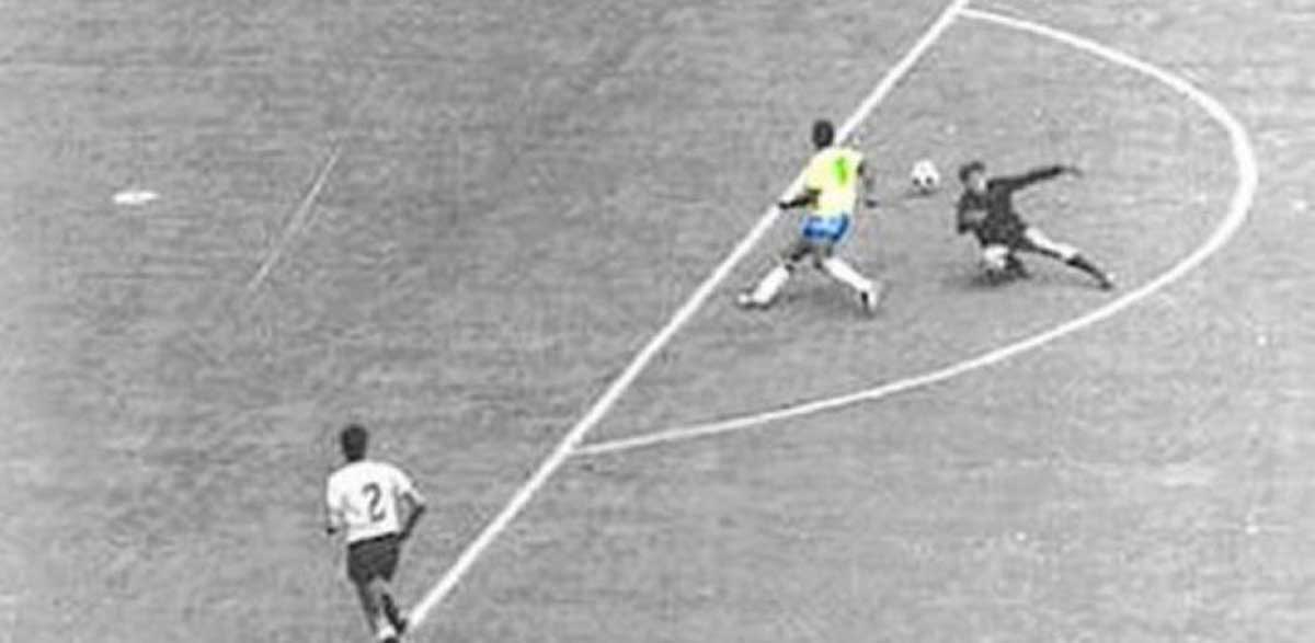 Pelé no gol Uruguay