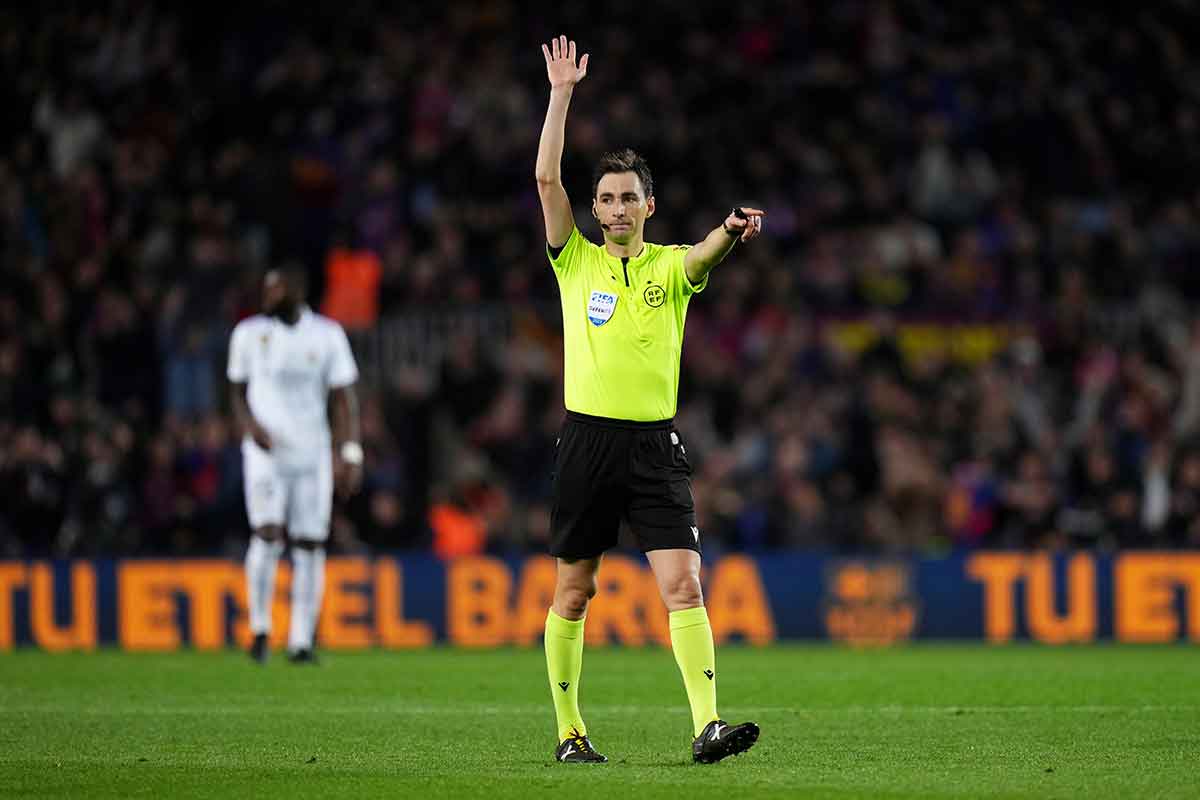 De Burgos Bengoetxea en el Barcelona, 2 - Real Madrid, 1