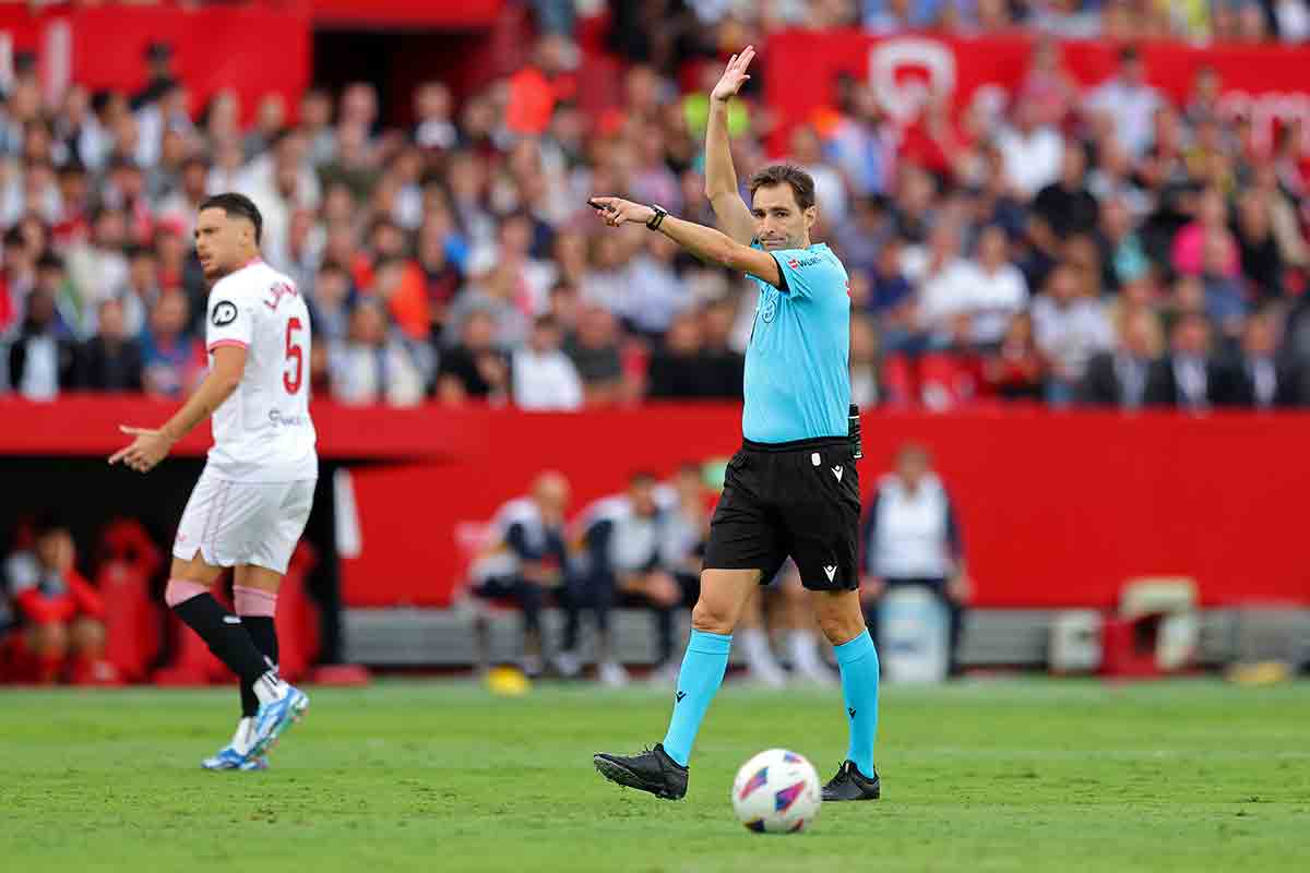 De Burgos Bengoetxea en el Sevilla, 1 - Real Madrid, 1