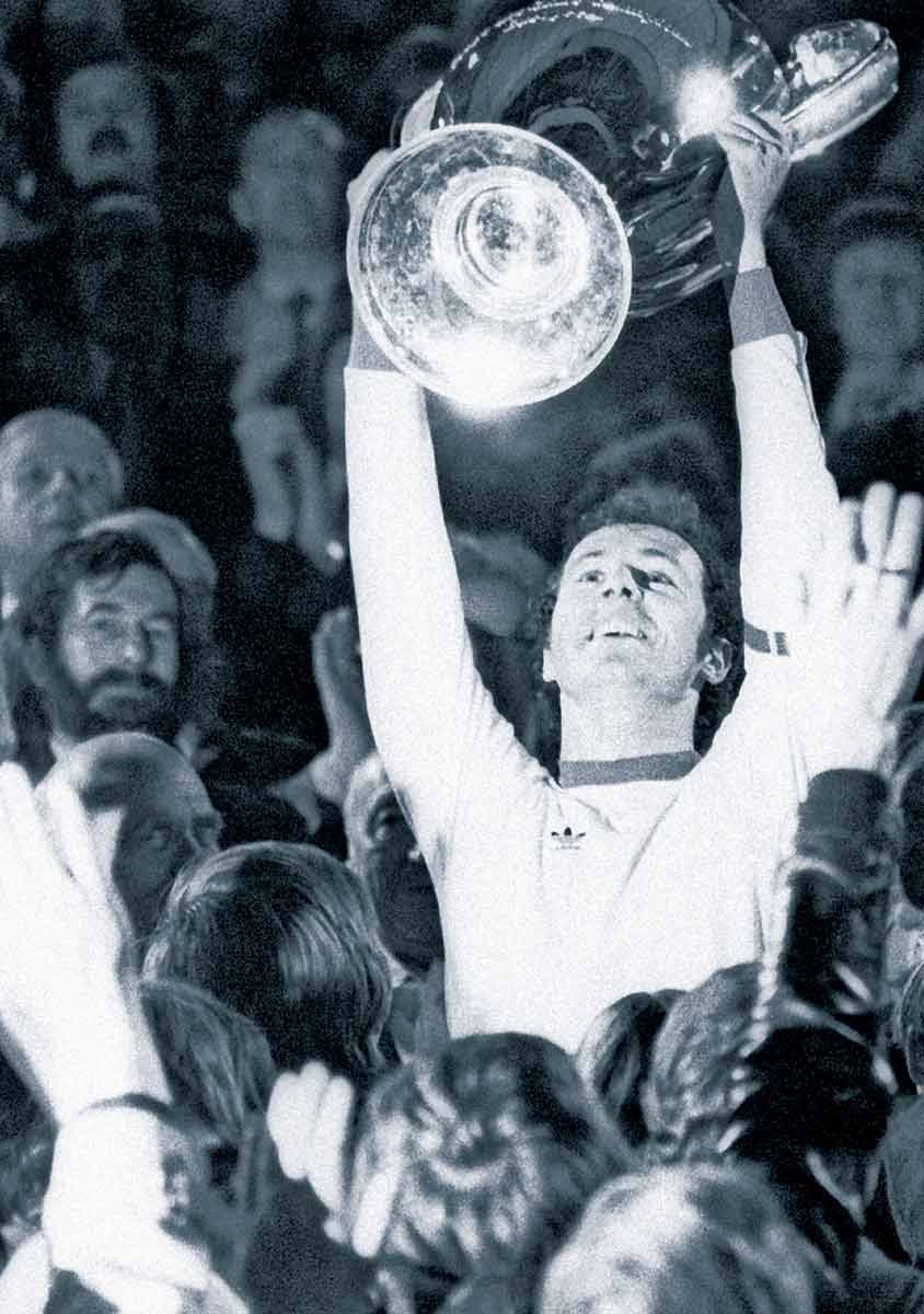 Beckenbauer con la Copa de Europa