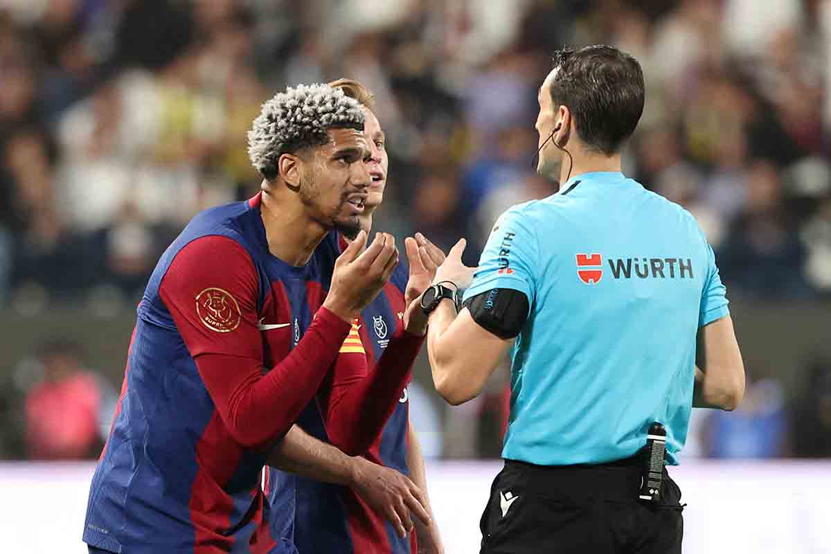 Martínez Munuera en el Real Madrid, 4 - Barcelona, 1