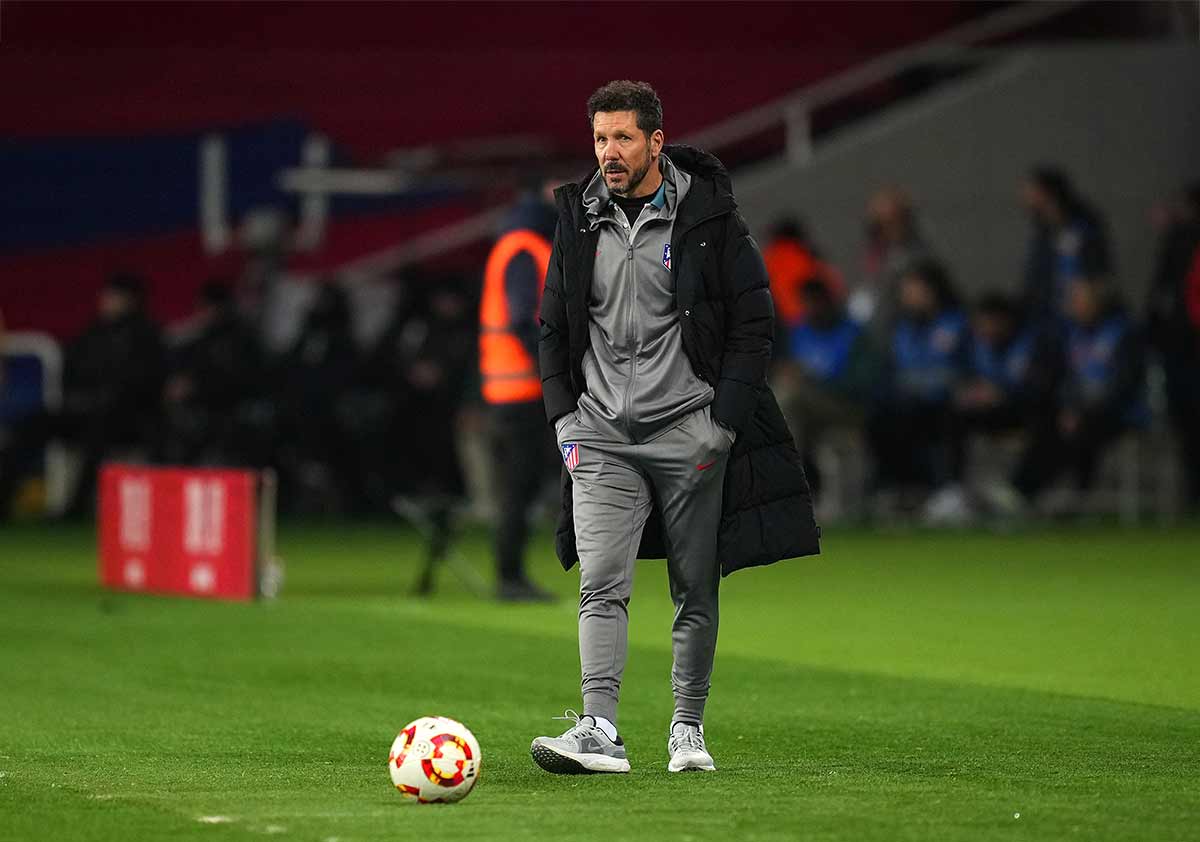 Den el balón al Cholo