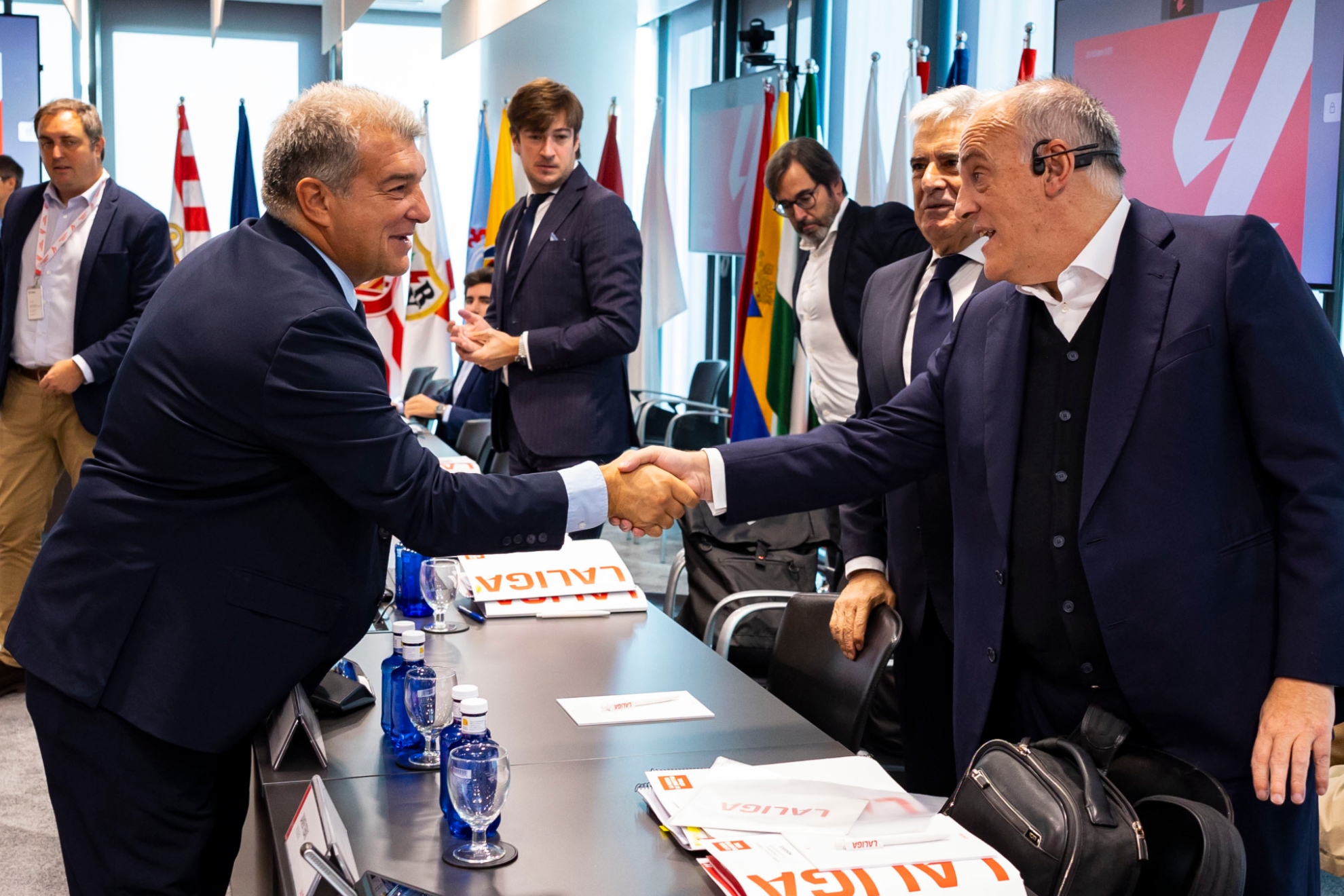 Joan Laporta firmó mantener el crédito vinculado a Javier Tebas