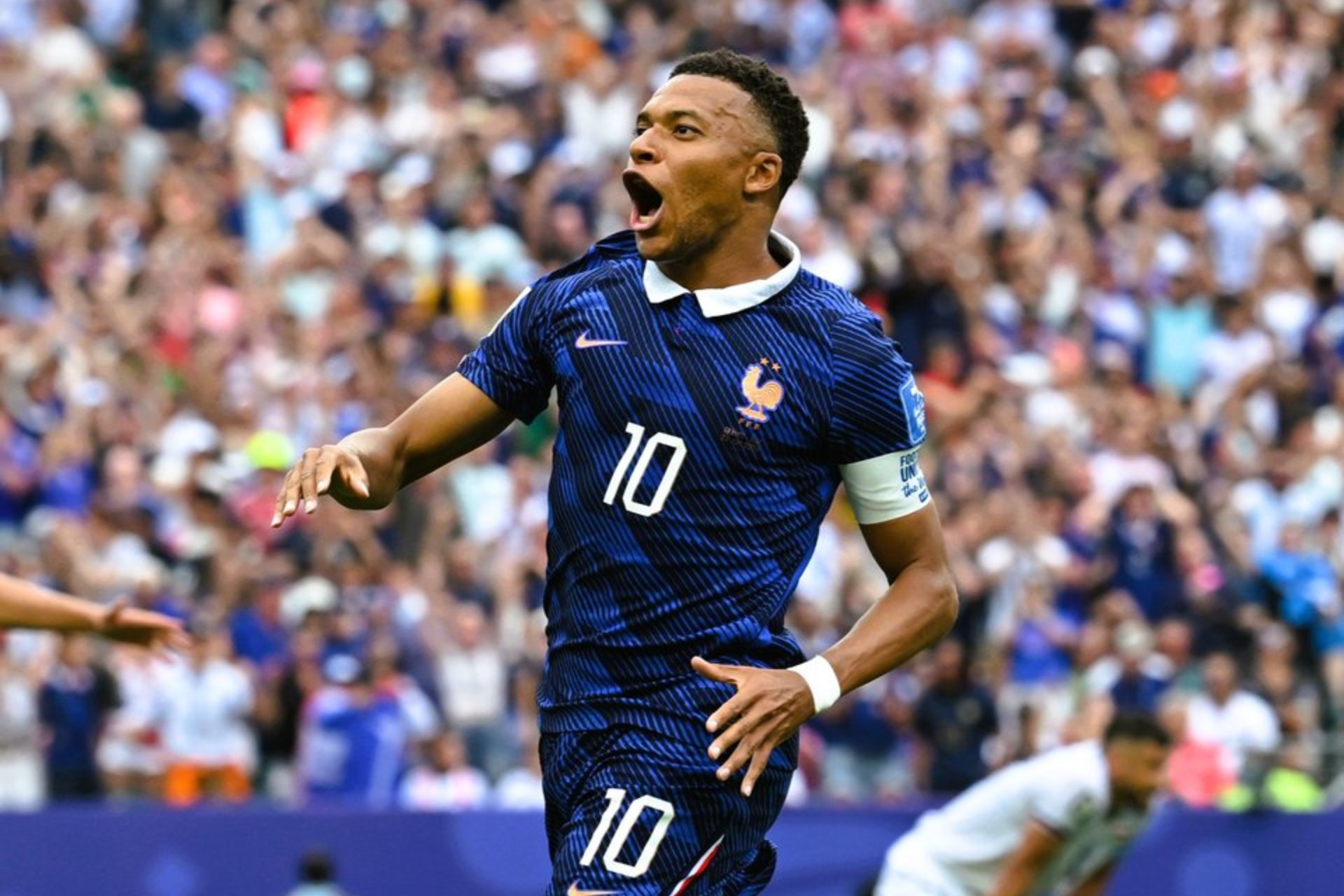 ¡En el Mundial no tocan el frame, oh, Kylian!