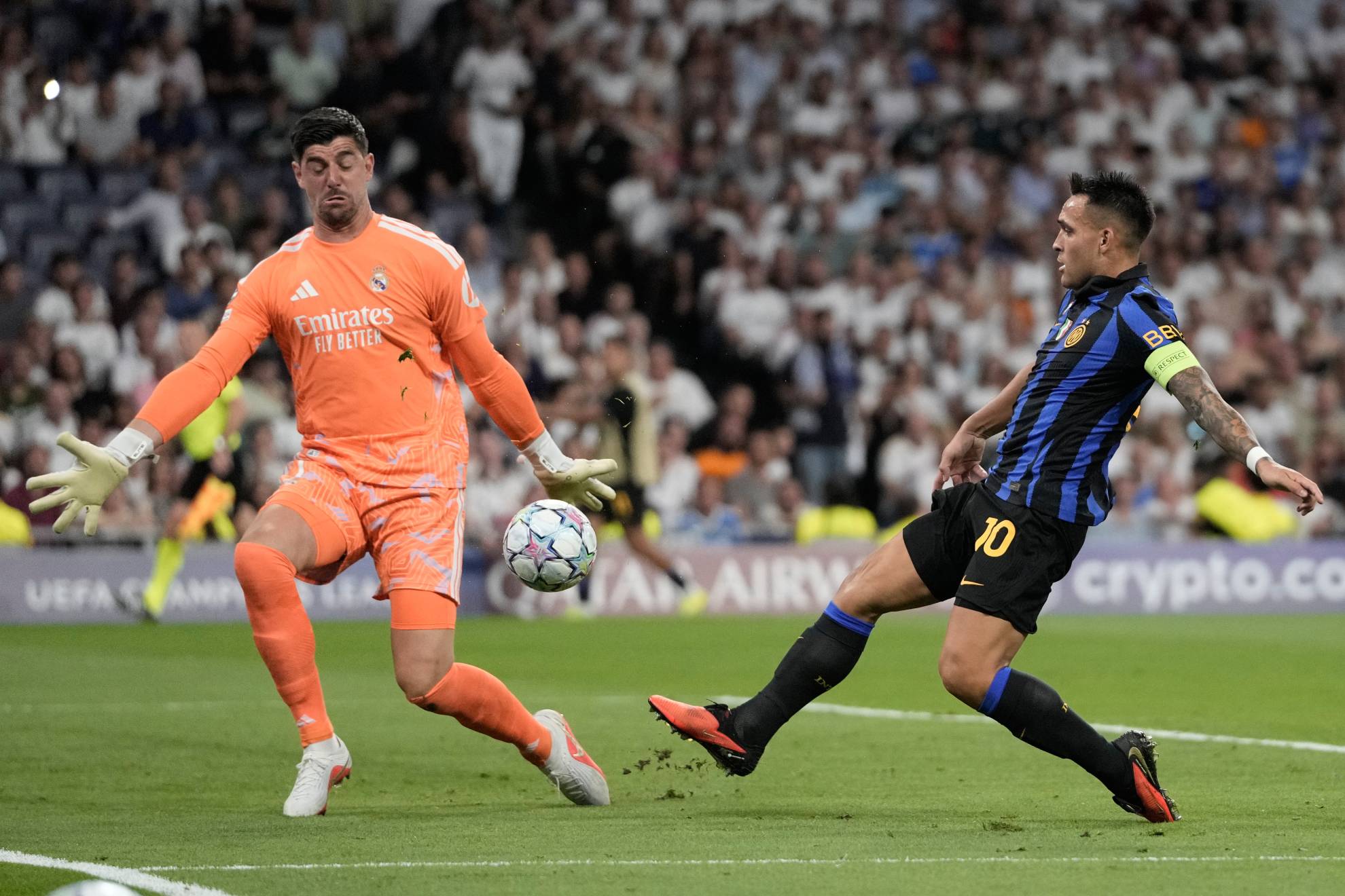 2-1: El Madrid juega con fuego y Courtois lo apaga