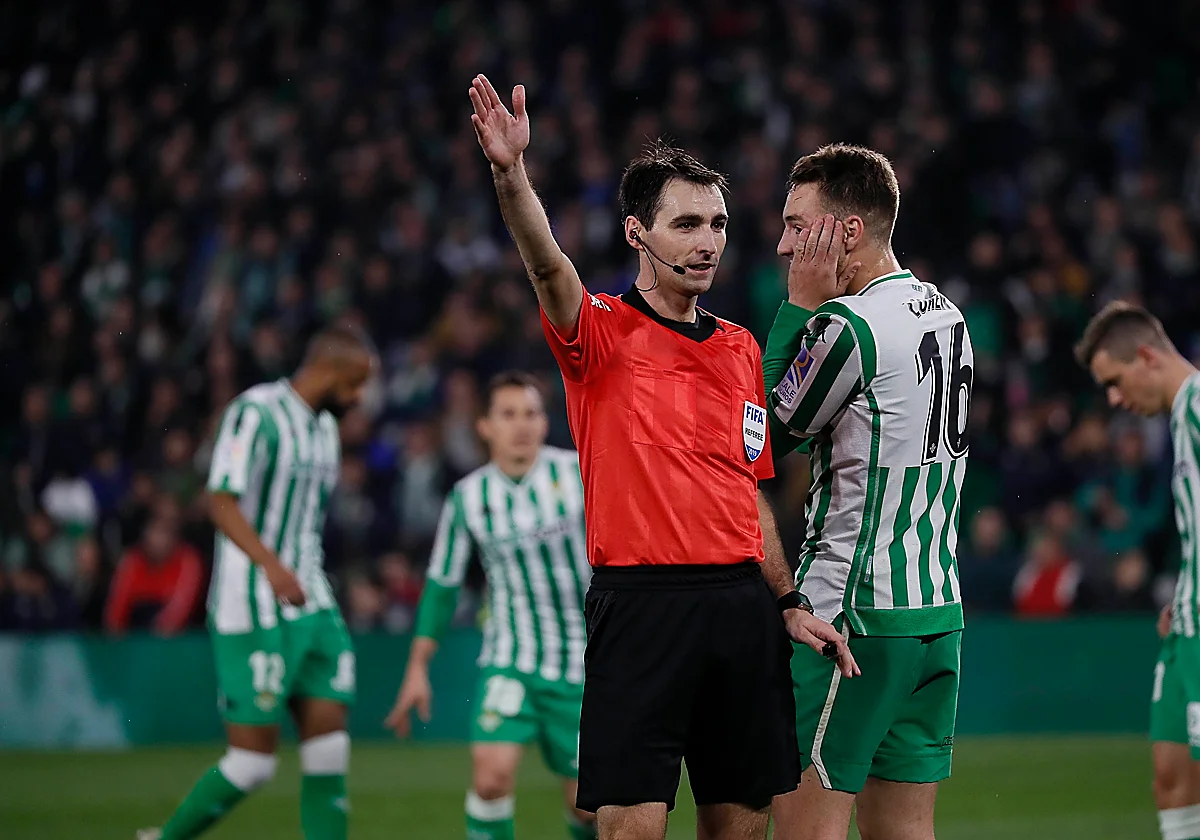 De Burgos Bengoetxea en el Betis - Barcelona